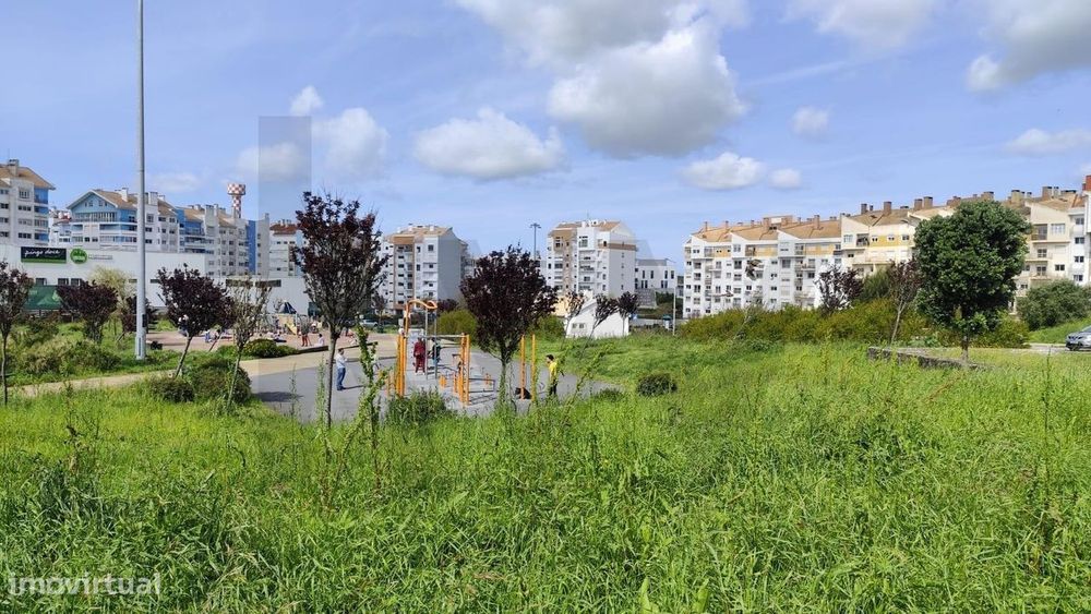 Terreno Urbano | 225 m2 de construção| Oportunidade Única em Zona de E