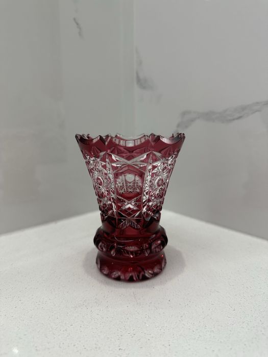 Szklany wazonik, ciemna rubinowa czerwień z geometrycznymi zdobieniami