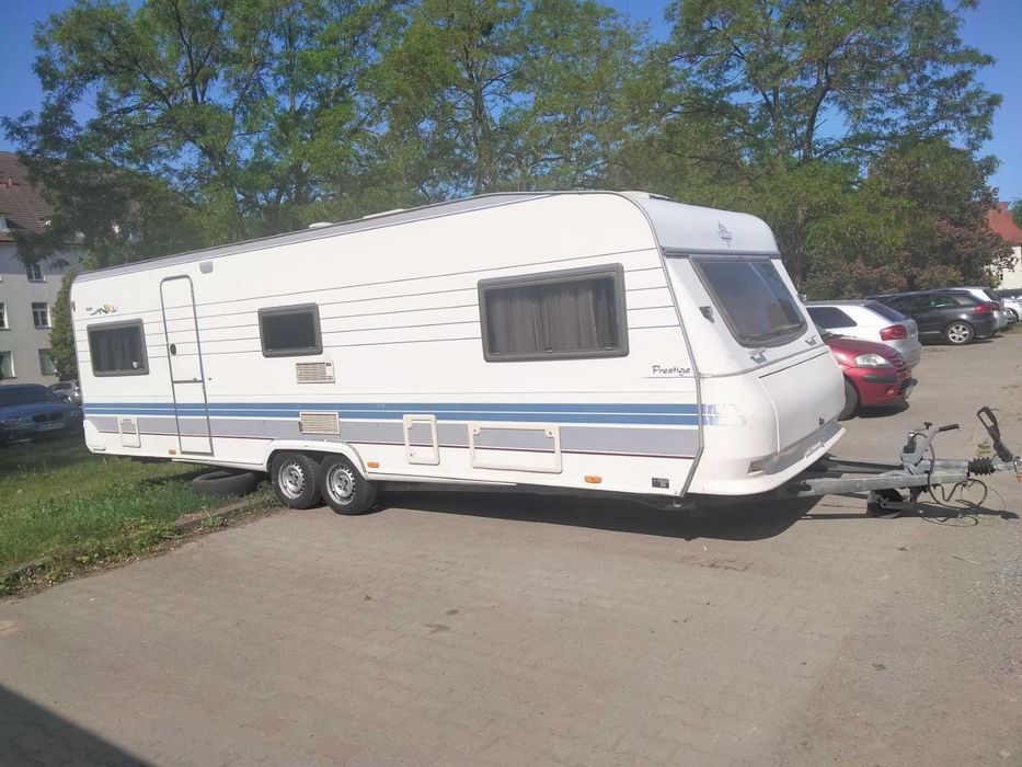 1020 Hobby 720 Prestige 9 m z nadmuchiwanym przedsionkiem  Kamp