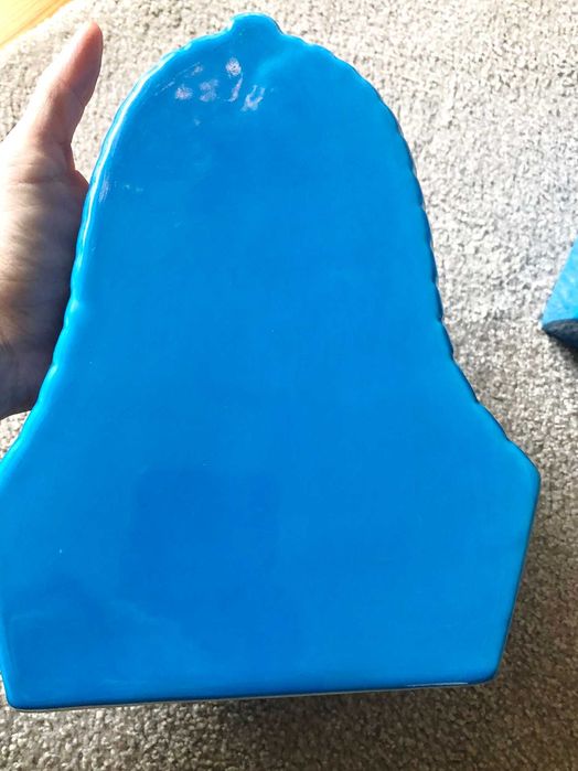 2 unidades de peças decorativas em loiça para segurar livros