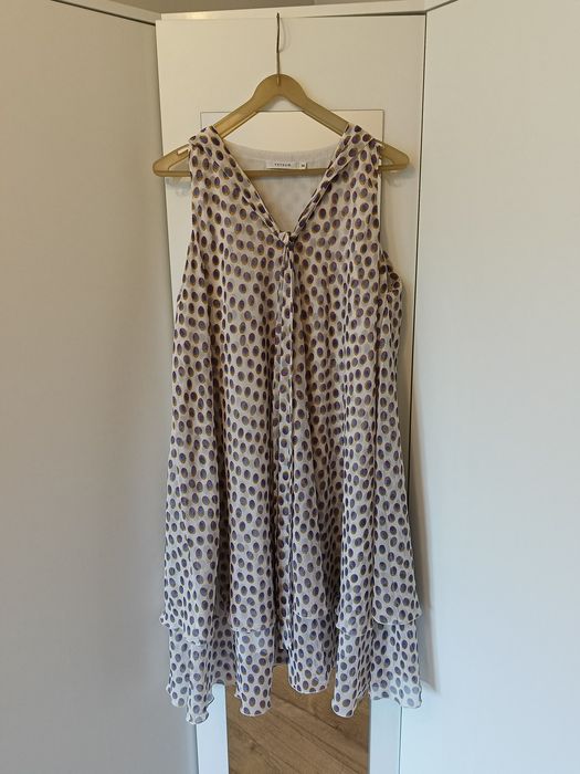 Tatuum zwiewna sukienka w pasie pióra