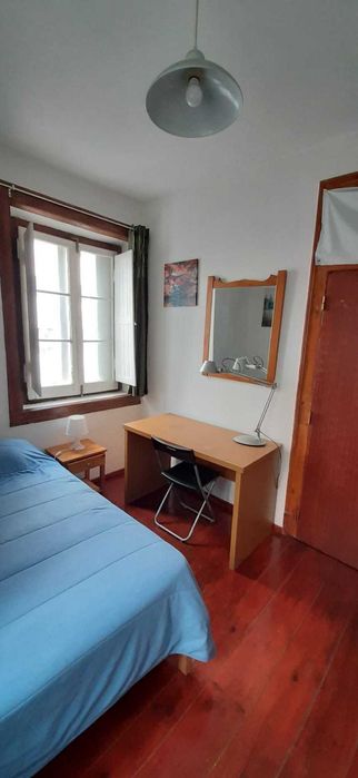 Quartos ESTUDANTE para ENTRADA IMEDIATA com 2 janelas e terraço. Metro Saldanha Lisboa.
