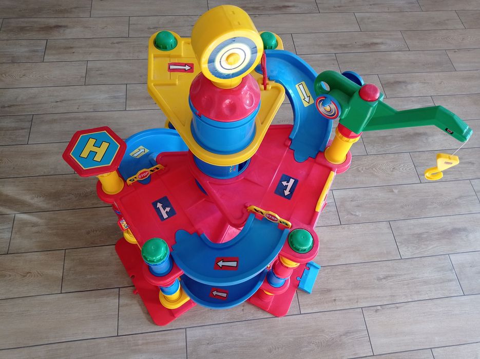 Gigantyczny parking poziomowy winda myjnia