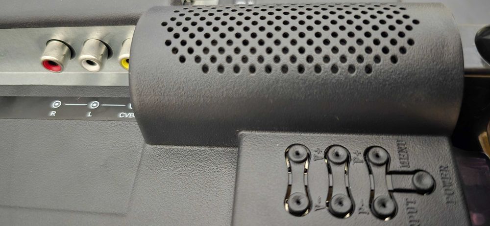 Samsung 14дюймов, новый. Можно подключать от 12в в машине.