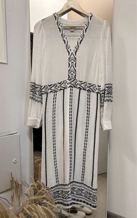 Вишите плаття hm