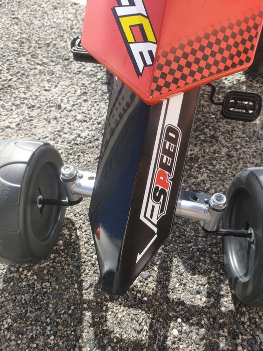 Carrinho de criança a pedais