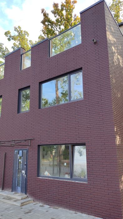 Крайній таун з великою ділянкою в центрі Бучі, дуже гарна тераса