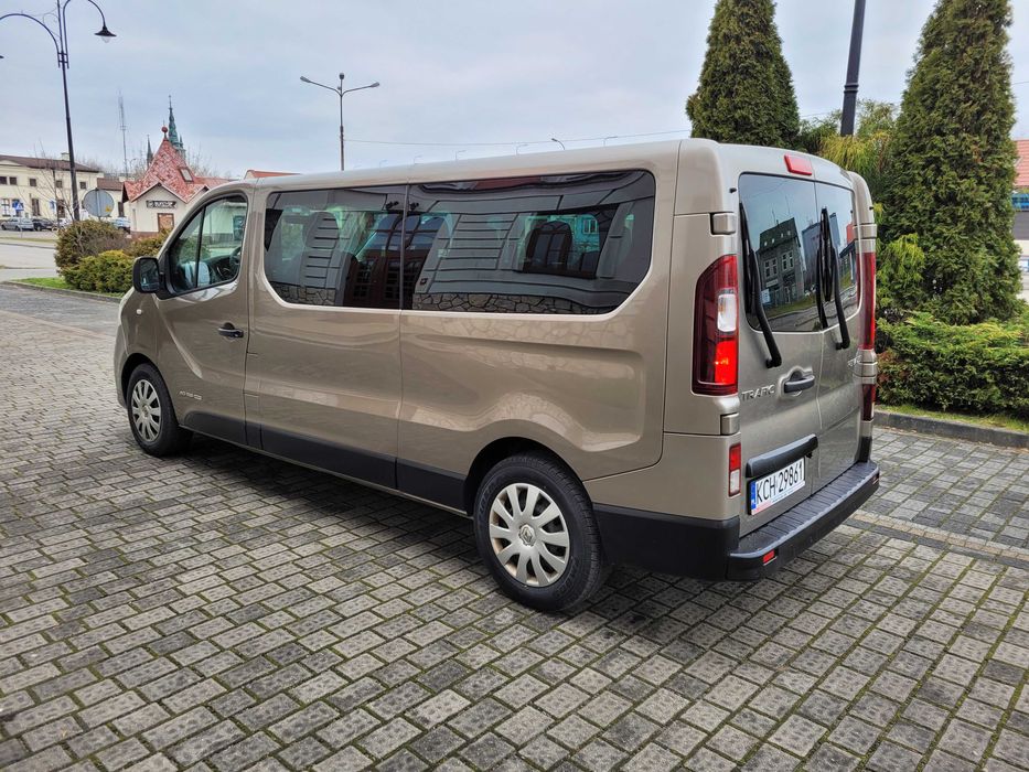 Licencjonowany przewóz osób. Wynajem busa z kierowcą.