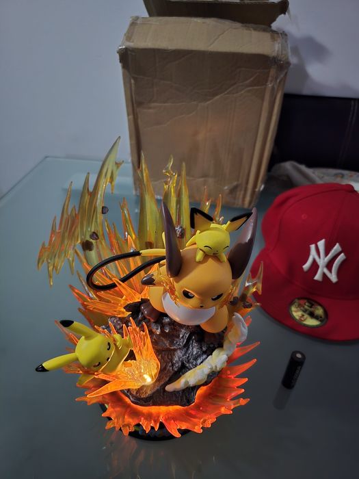 Estátua evolution Pokemon Pikachu  Raichu