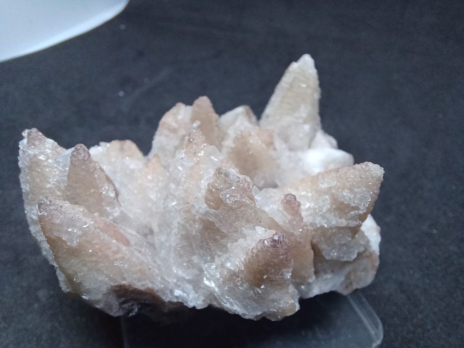 Pieknie wykształcony kalcyt pokryty kryształami selenitu. Meksyk