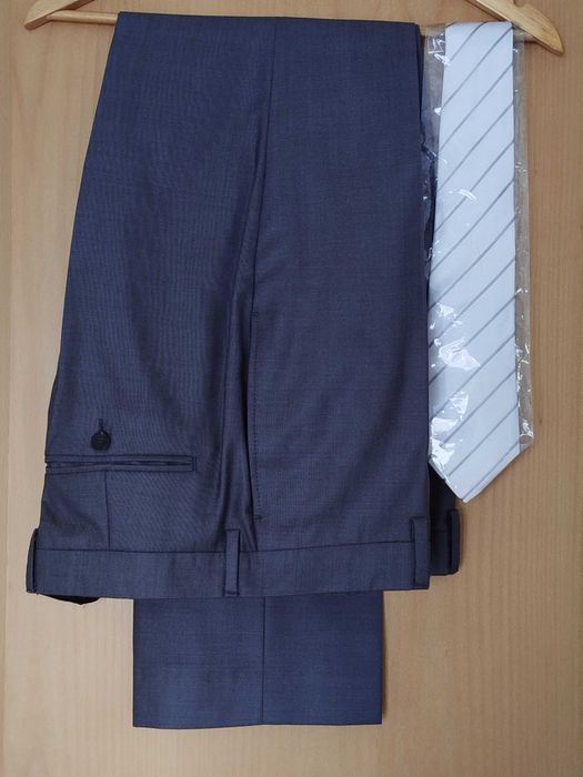 Vendo fato completo de homem (casaco e calças), num tom cinzento-médio muito elegante!