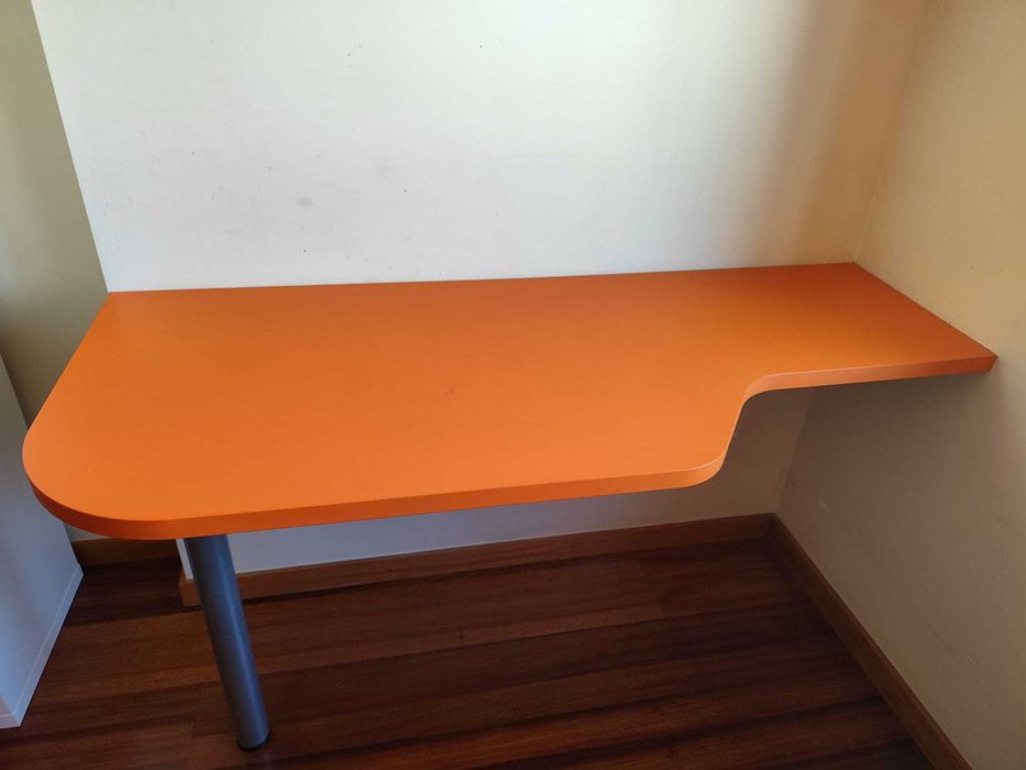 Mobiliário de quarto cor de laranja