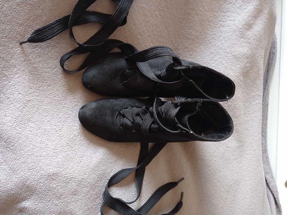 Czarne buty na obcasie