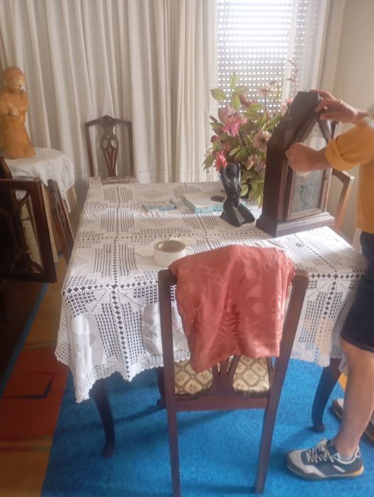 Vendo mesa cadeiras muitas bonitas bom estado