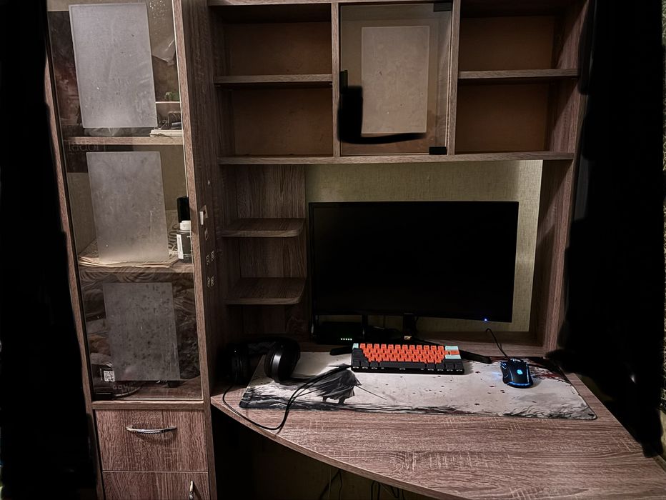 Великий комп'ютерний стіл із надбудовою та скляною вітриною.