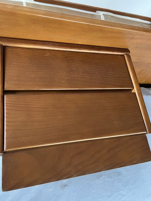 Cama e mesas de cabeceira em madeira de cerejeira