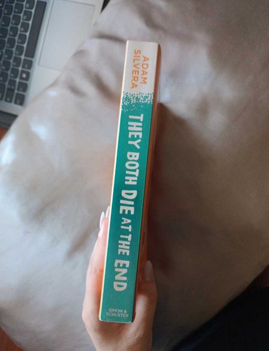 Livro "They Both Die at the end"