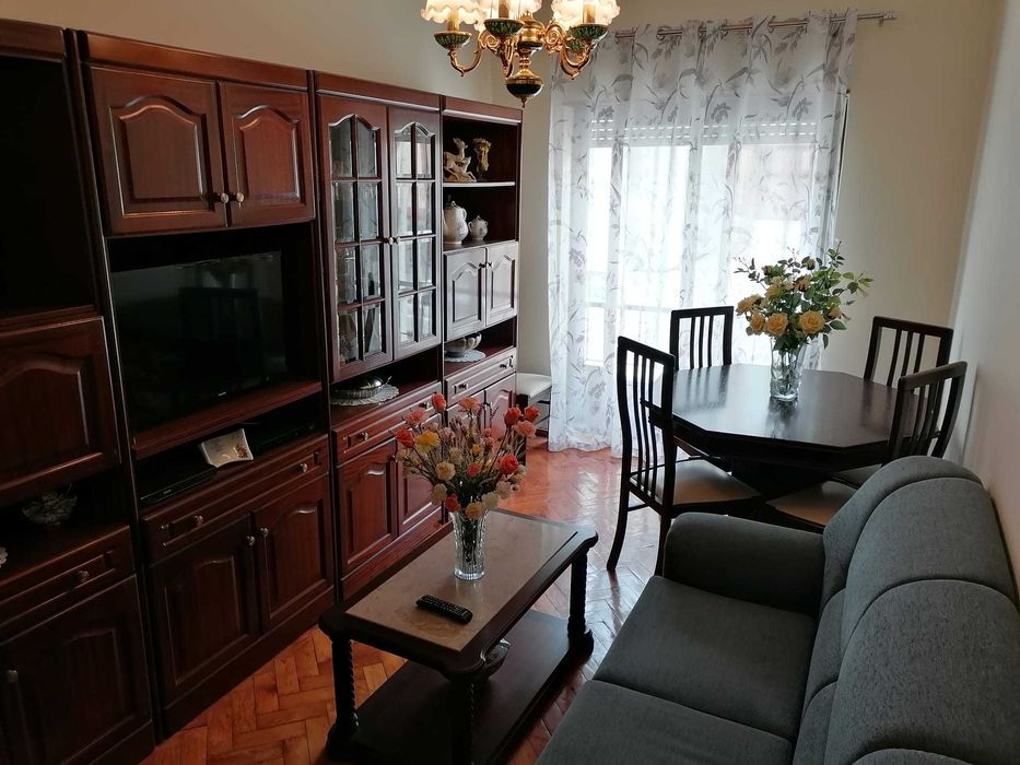 Mesa de sala de jantar extensível em madeira de mogno com seis cadeiras