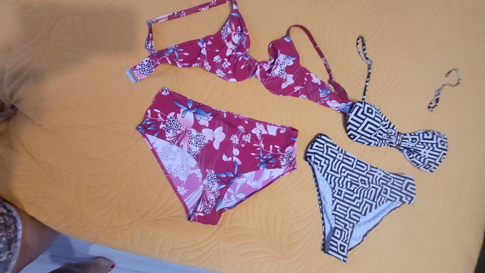 Stroje kąpielowe 44/46.