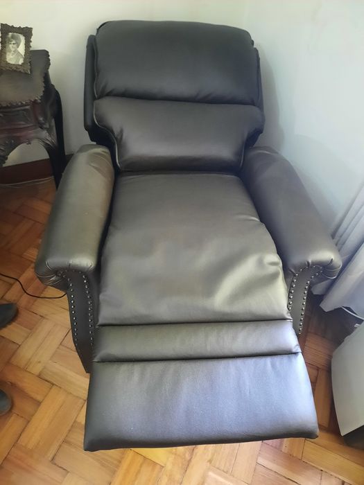 Poltrona reclinável elétrica, com comando