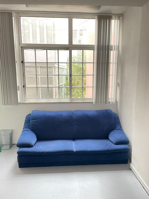 Sofá azul elétrico | Electric blue sofa | Canapé bleu électrique