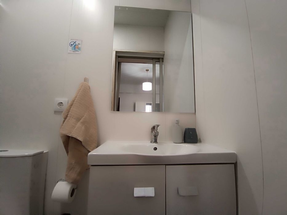 Quarto Suíte de Casal Totalmente mobilado e com Marquise em Alhos Vedros - Moita - a 6 minutos da estação de comboios