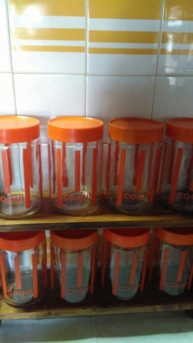 prateleira com 8 frascos grandes