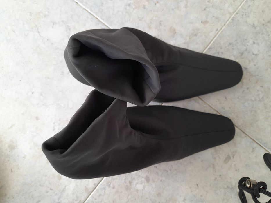 Botins pretos de cunha