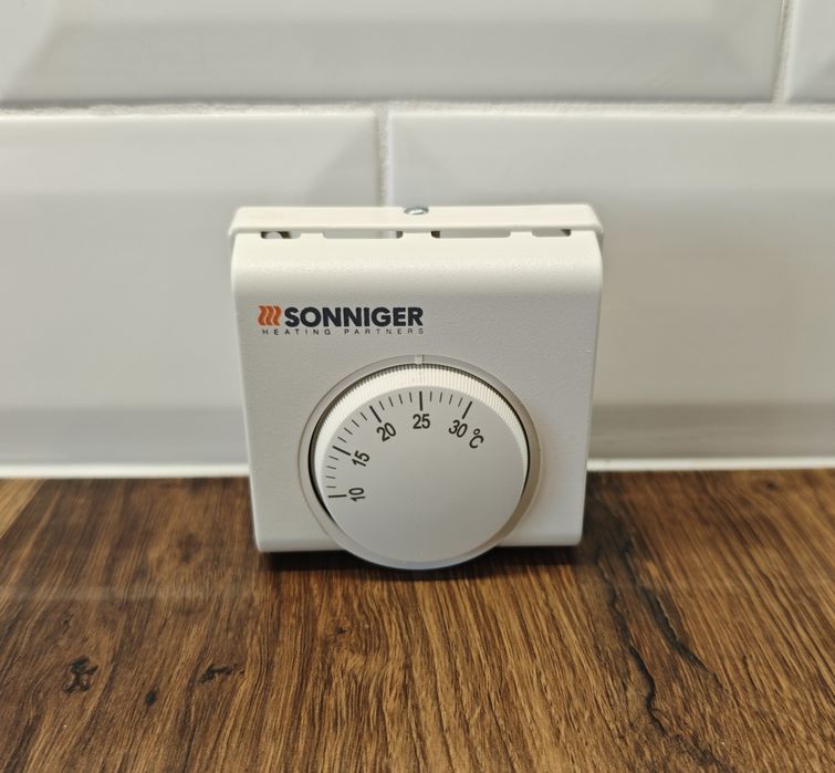 Termostat pomieszczeniowy SONNIGER TR-010 przewodowy regulator temperatury