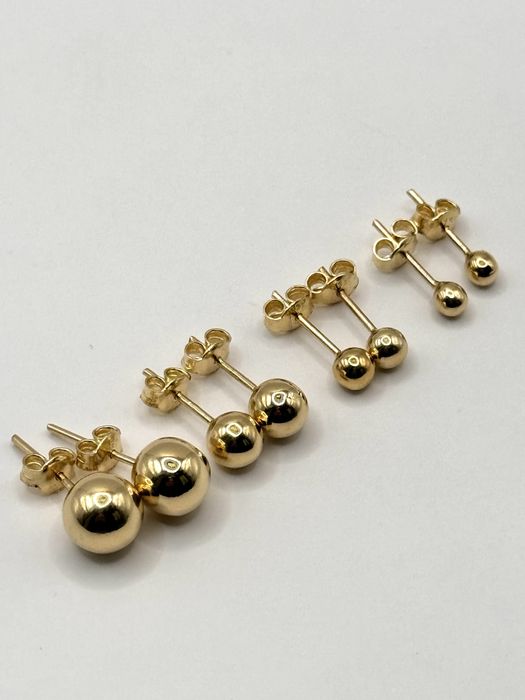 Złote kolczyki kulki