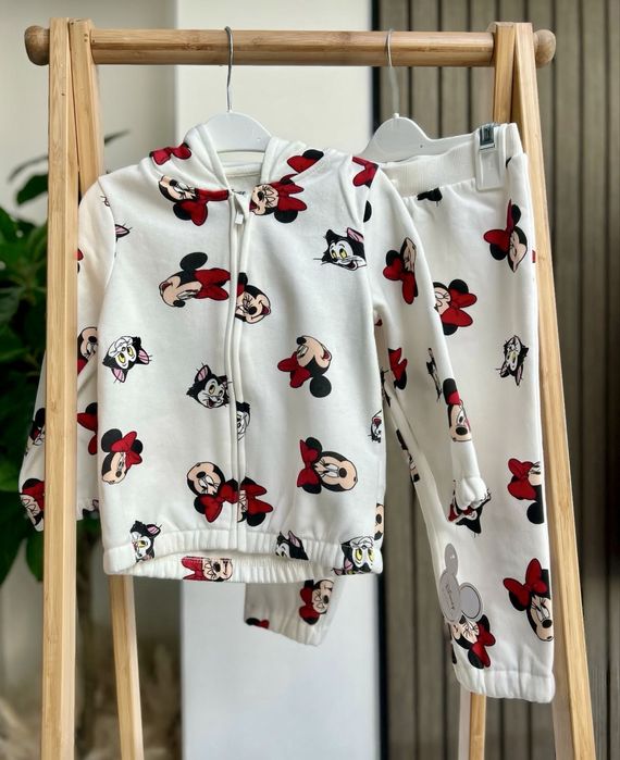 Новий спортивний костюм Мінні-Маус