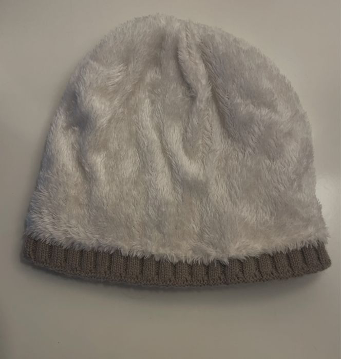 Gorro bege com interior em pêlo – super confortável