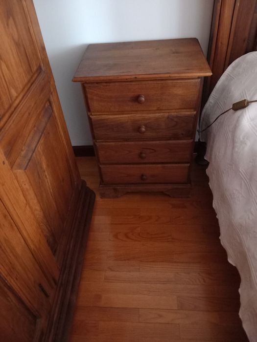 Cómoda e duas mesas de cabeceira