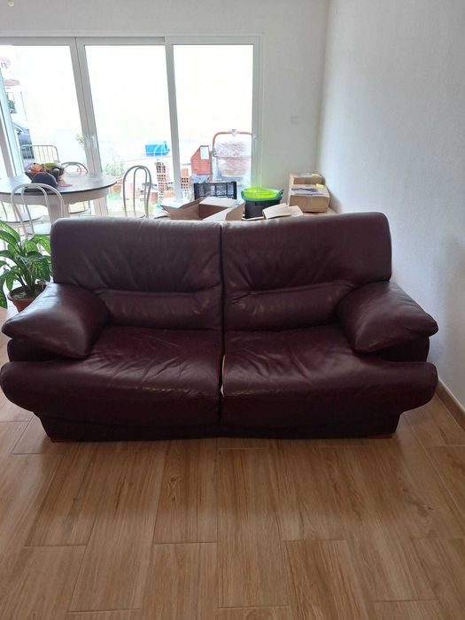 Conjunto sofas em cabedal
