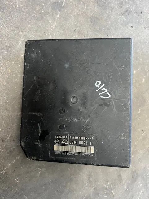 Caixa de fusiveis Renault Clio III 3 Megane III 1.5 DCI Ref: 284bR--E