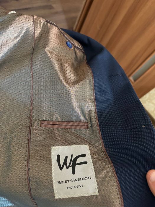 Темно-синій чоловічий піджак