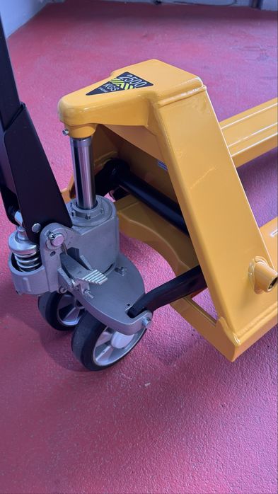 Porta Paletes Manual 2.500kg Borracha