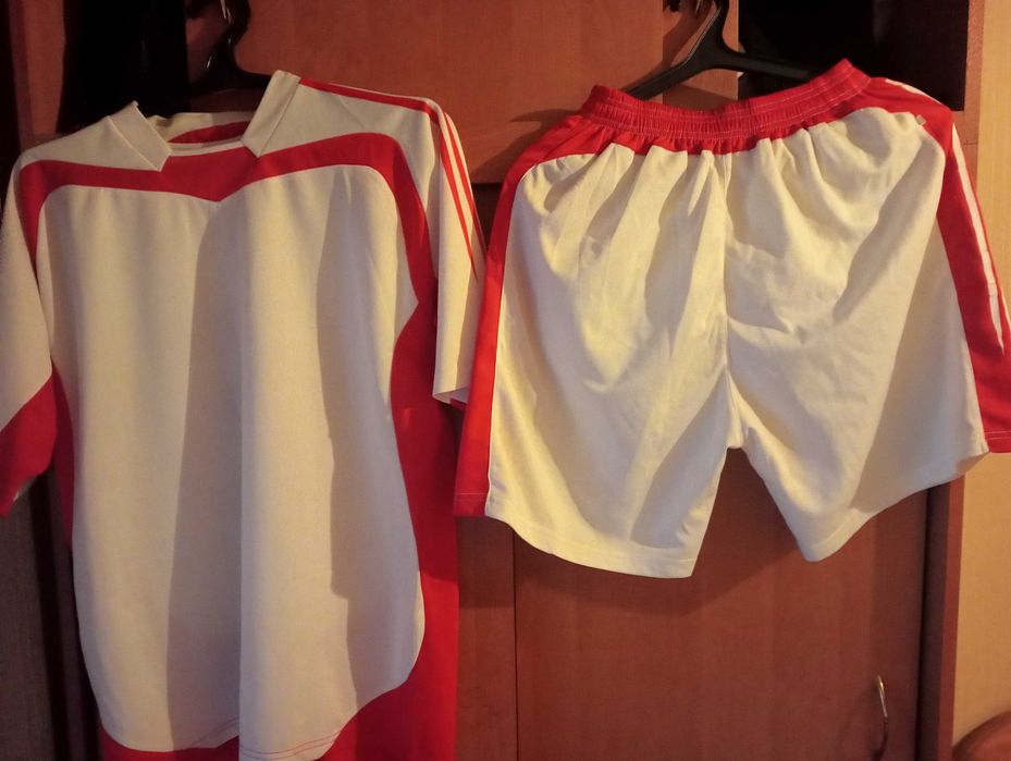 Футбол  (футболка,труси-2 ХL).  Запитуйте.