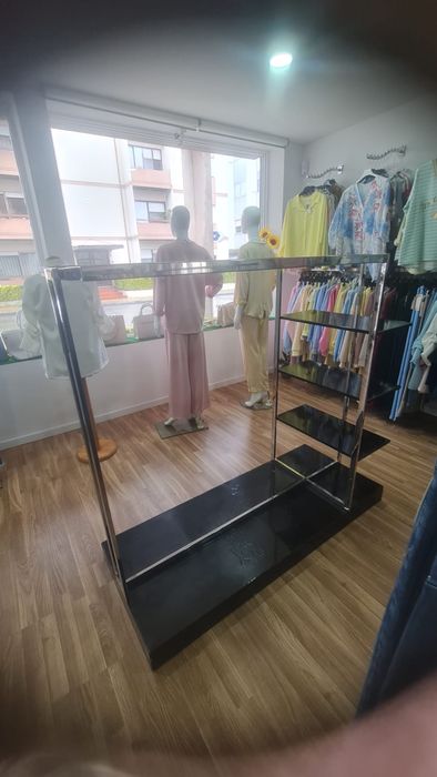 Movel / Expositor com prateleiras