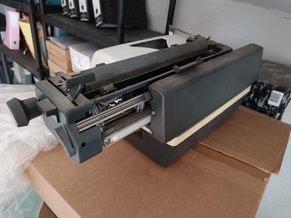 Máquina escrever à mão OLYMPIA