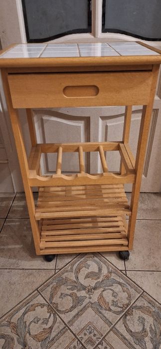 Pomocnik kuchenny , mała wyspa na kółkach