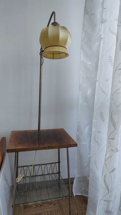 lampa stojąca z półkami na gazety czasy prl