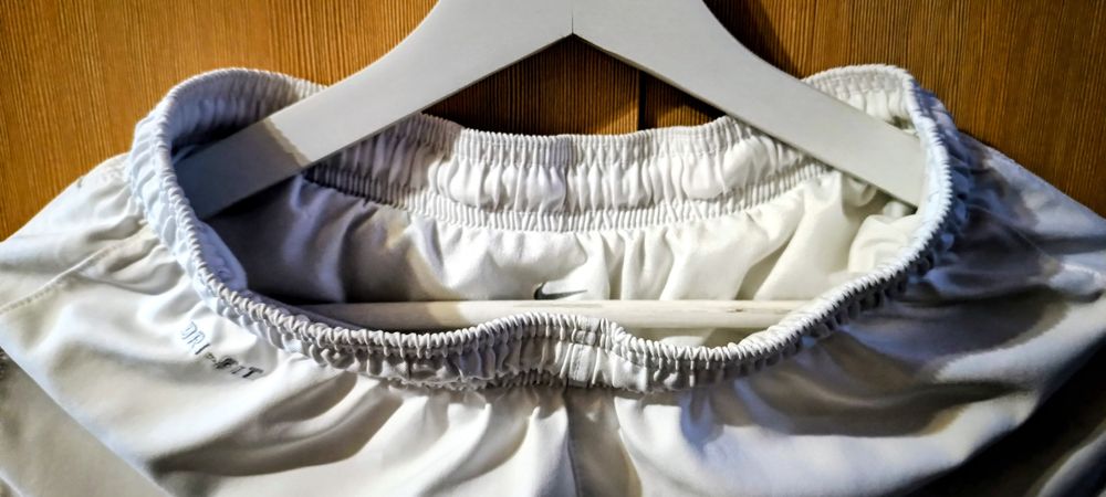 Spodenki Manchester United z logo klubu i numerem 10, rozmiar L.