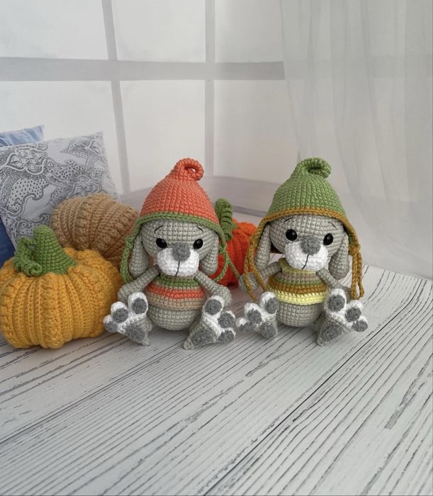 Кролик в шапці, вʼязаний гачком