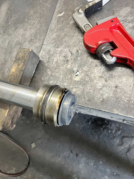 Regeneracja siłowników hydraulicznych, zakuwanie węży, uszczelnienia.