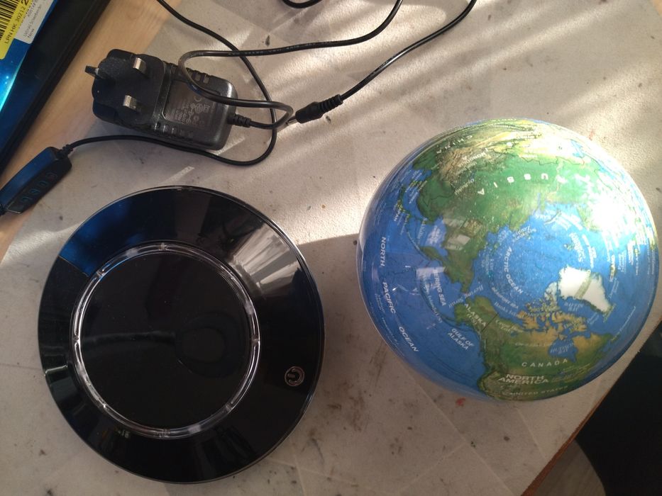 Глобус лівітуючий