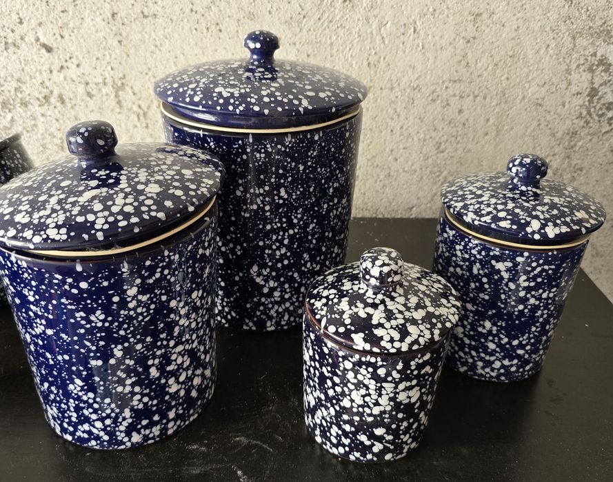 Louça azul escura