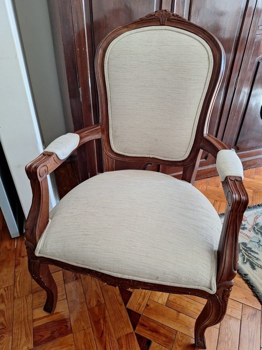 Cadeirão de sala em madeira e estofado