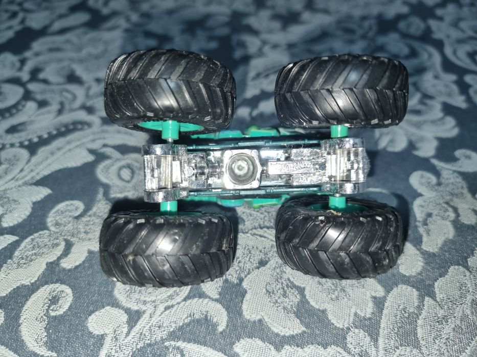 Vendo monster trucks wheels