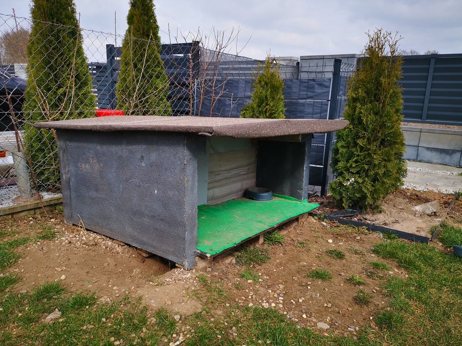 Buda ocieplana dla psa